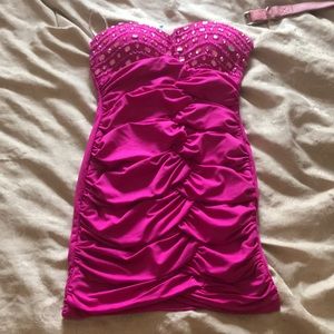 Mini dress strapless, magenta color